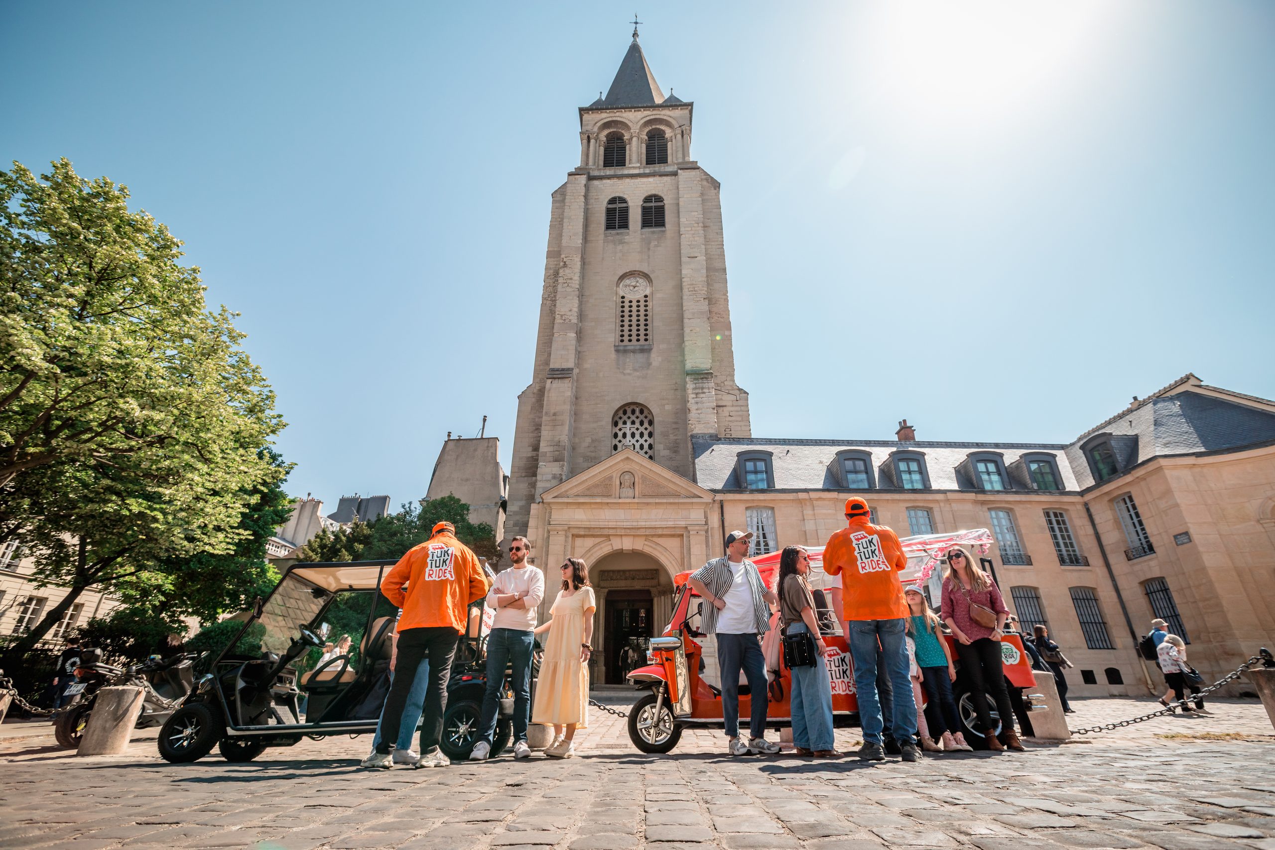Équipe et flotte de tuktuks Tuktuk Ride devant Saint-Germain-des-Prés à Paris