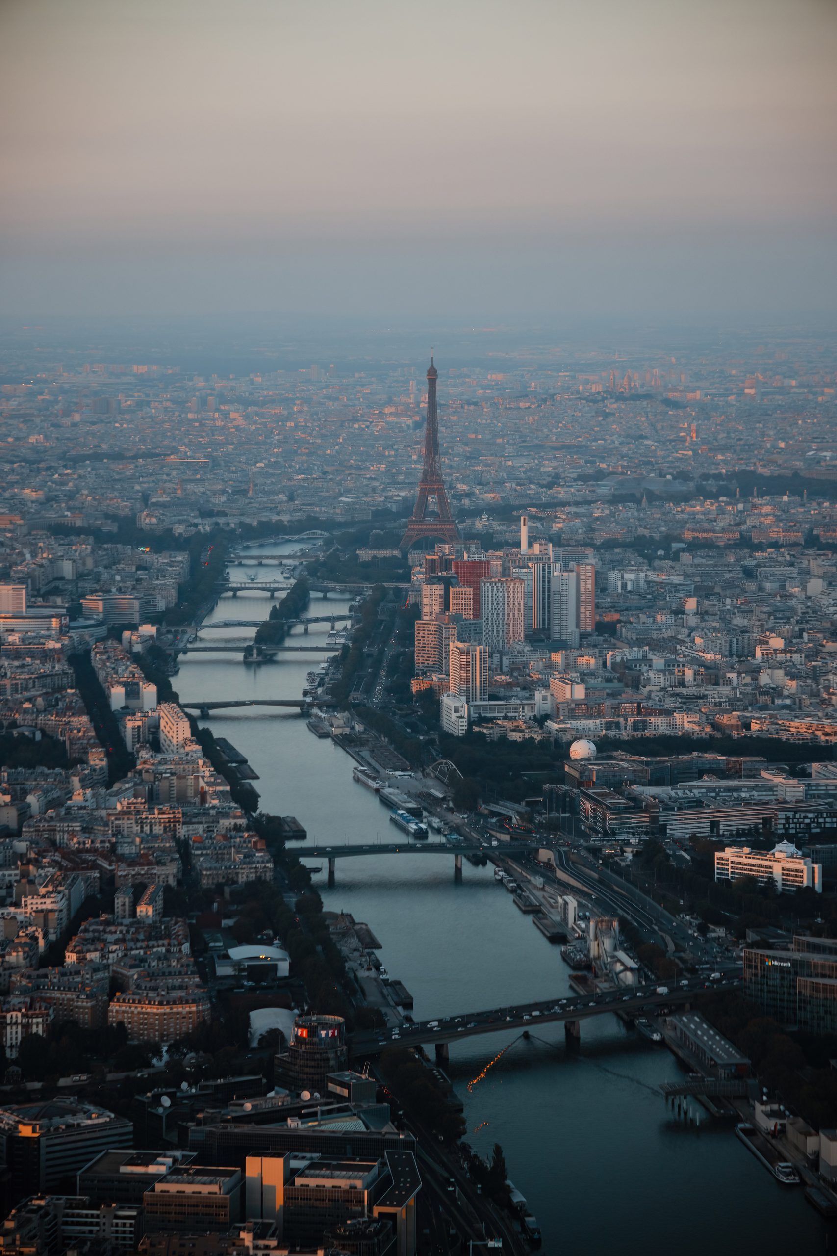Vue aérienne de Paris avec la Seine et la Tour Eiffel