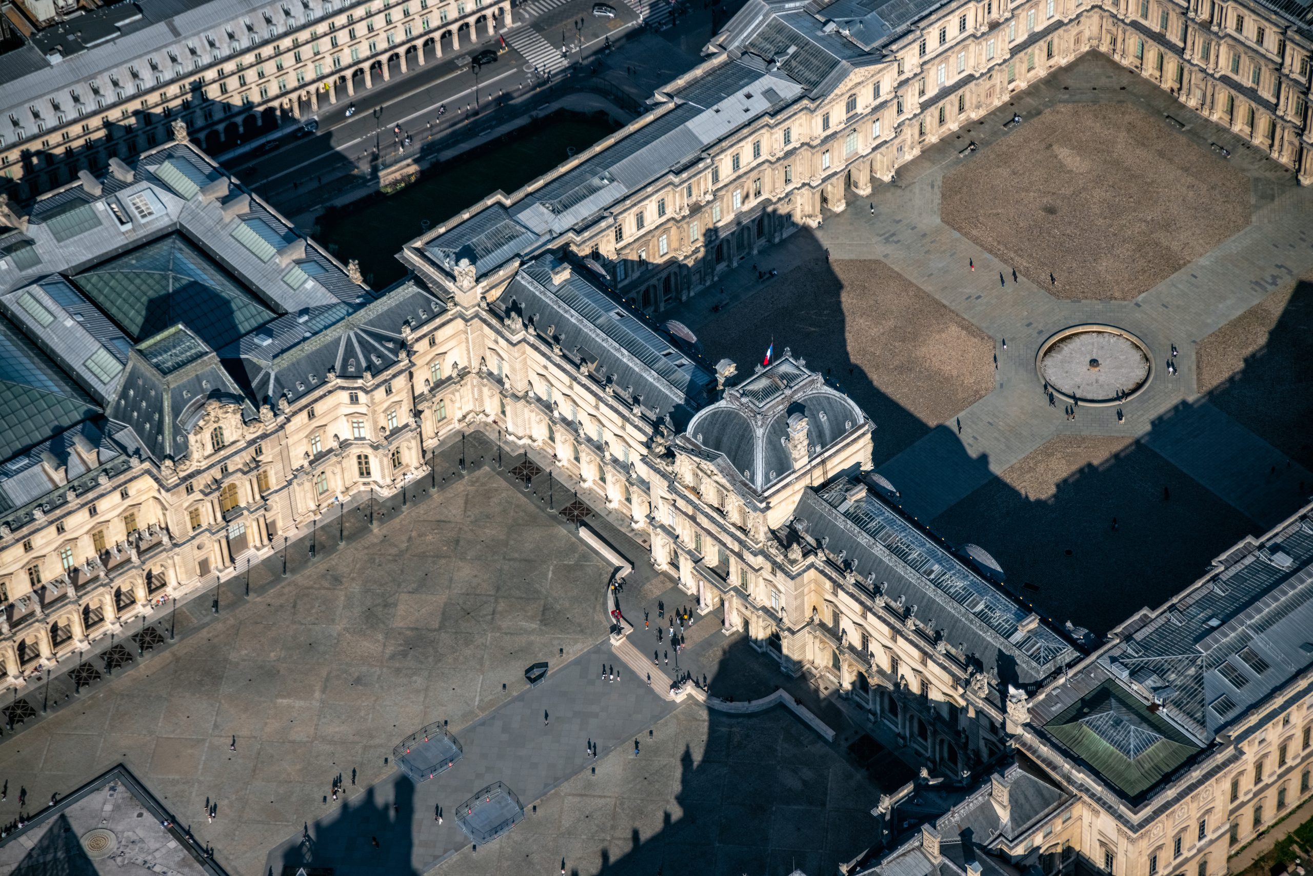 Vue aérienne de la cour du Louvre à Paris