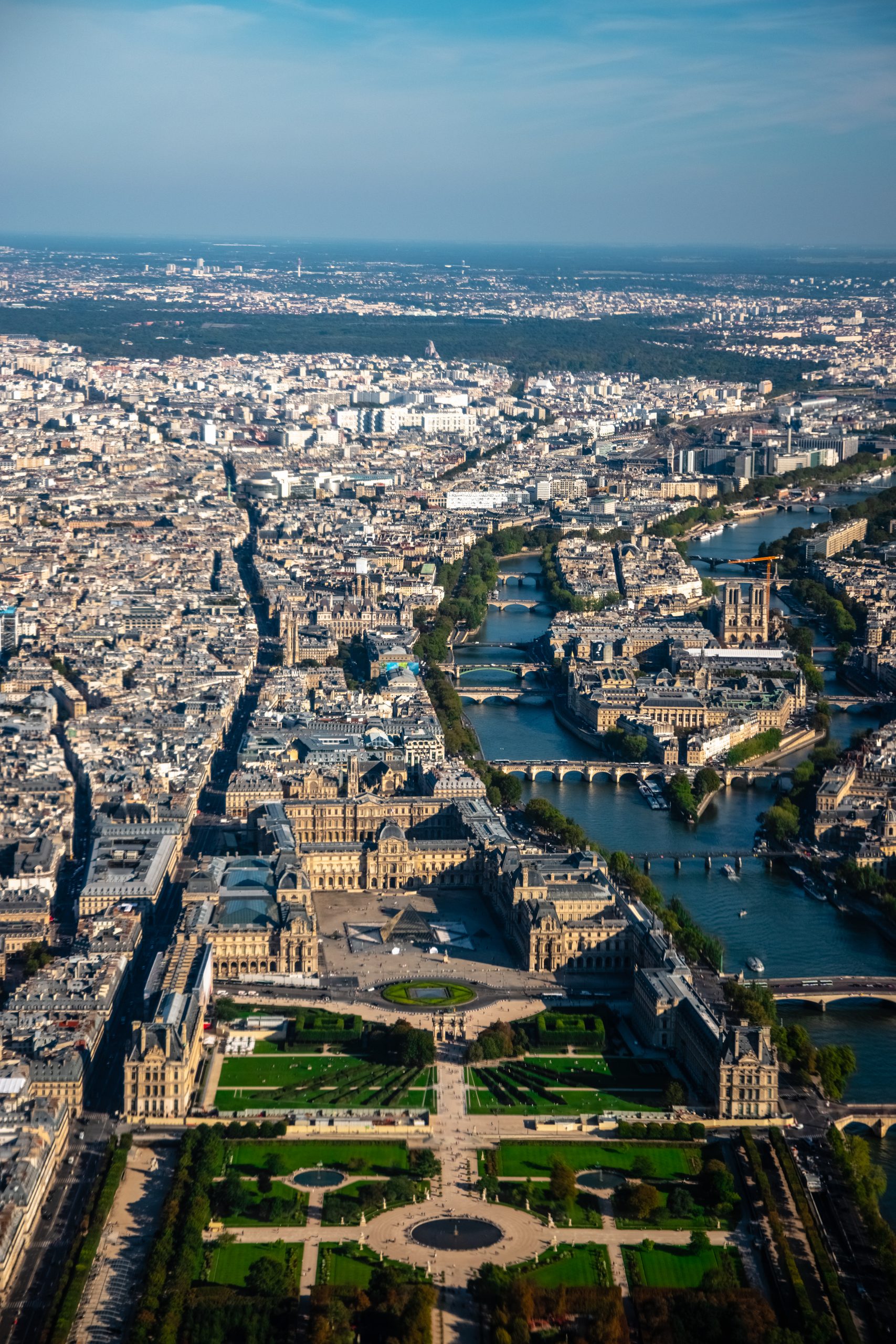 Vue aérienne panoramique de Paris et de la Seine