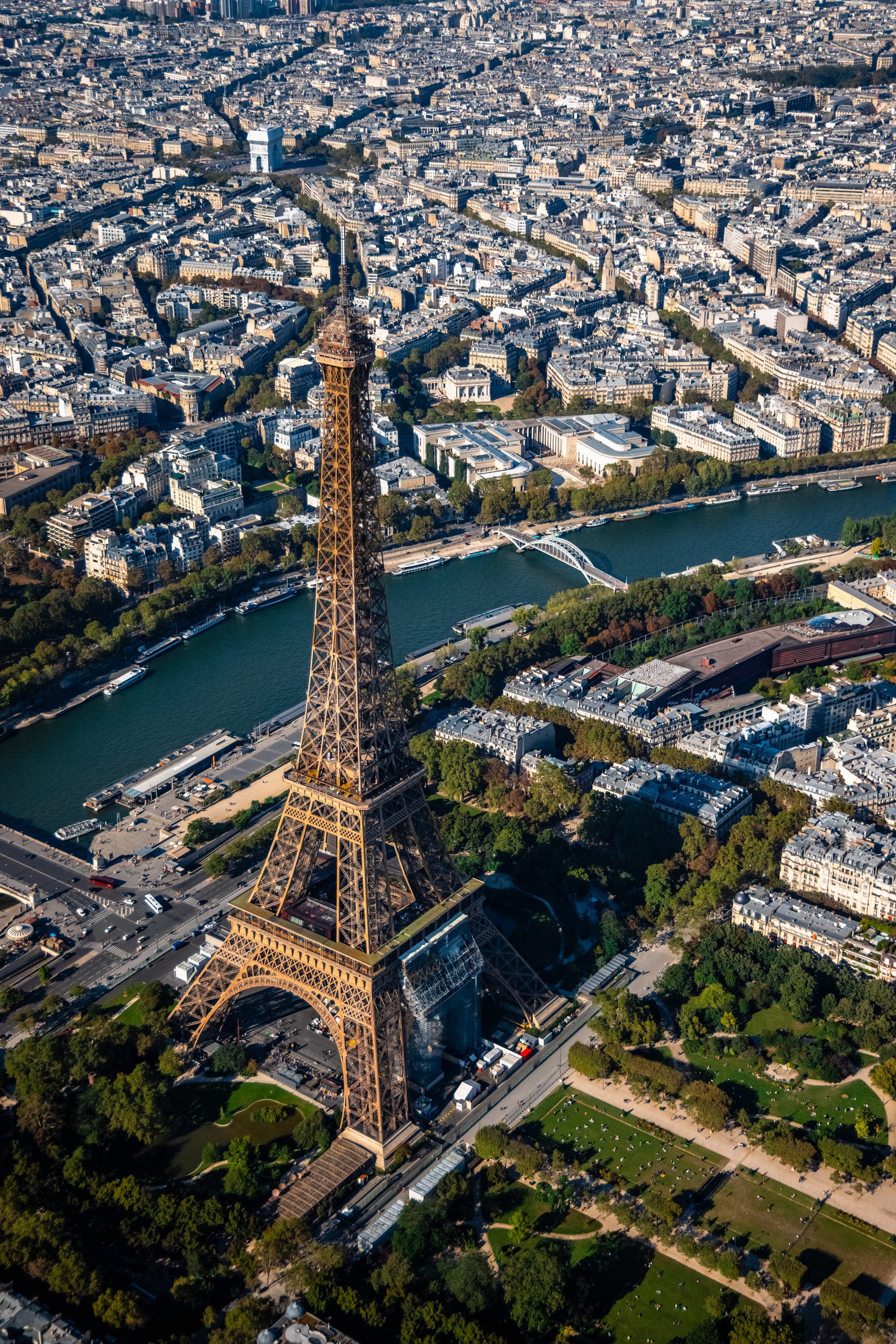 Vue aérienne de la Tour Eiffel et de la Seine à Paris